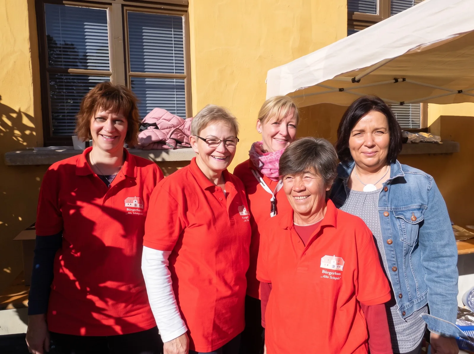 Gruppe beim Flohmarkt des Bürgervereins Mosigkau