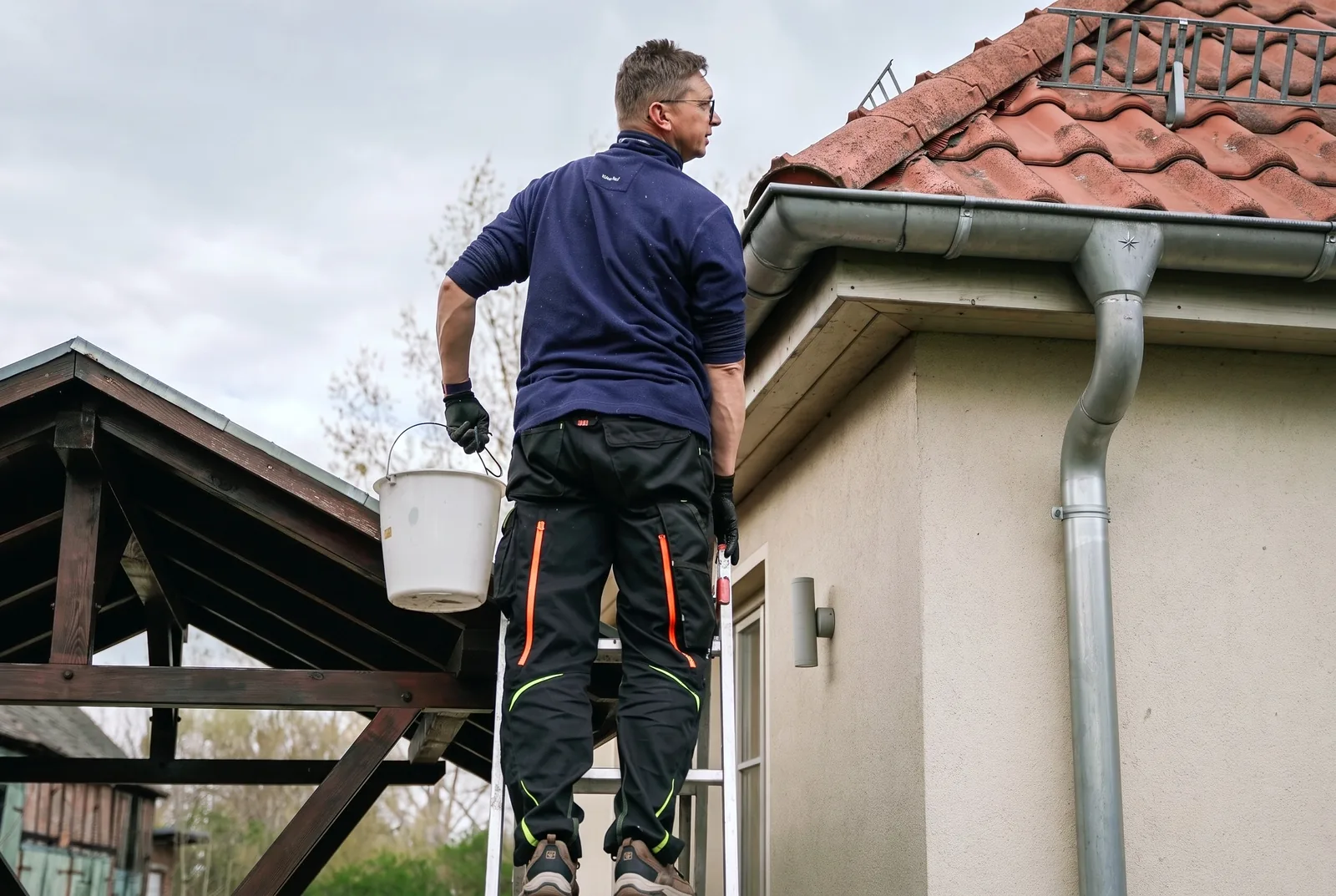 Arbeiten an der Dachrinne beim Frühjahrsputz 2025