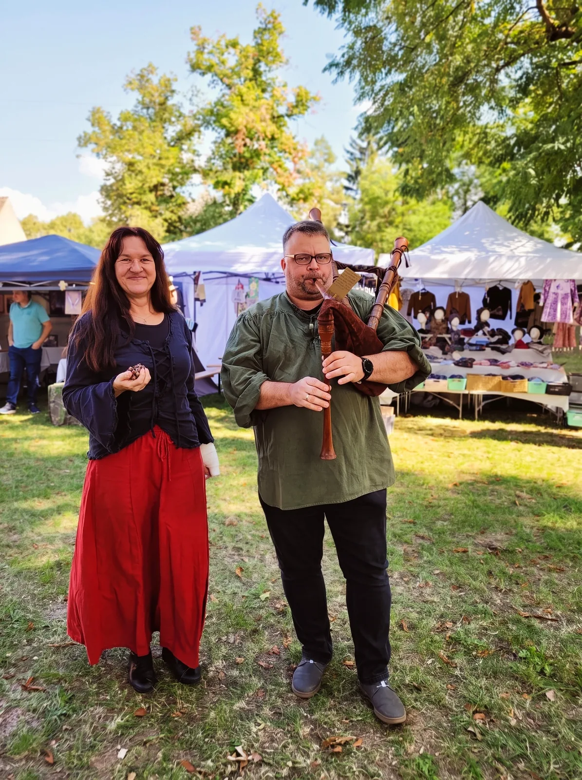 Musikerin und Dudelsackspieler in historischer Kleidung beim Schäferfest