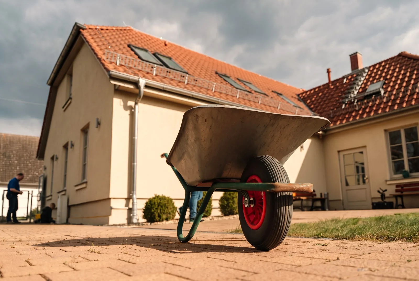 Schubkarre vor dem Bürgerhaus beim Frühjahrsputz 2025