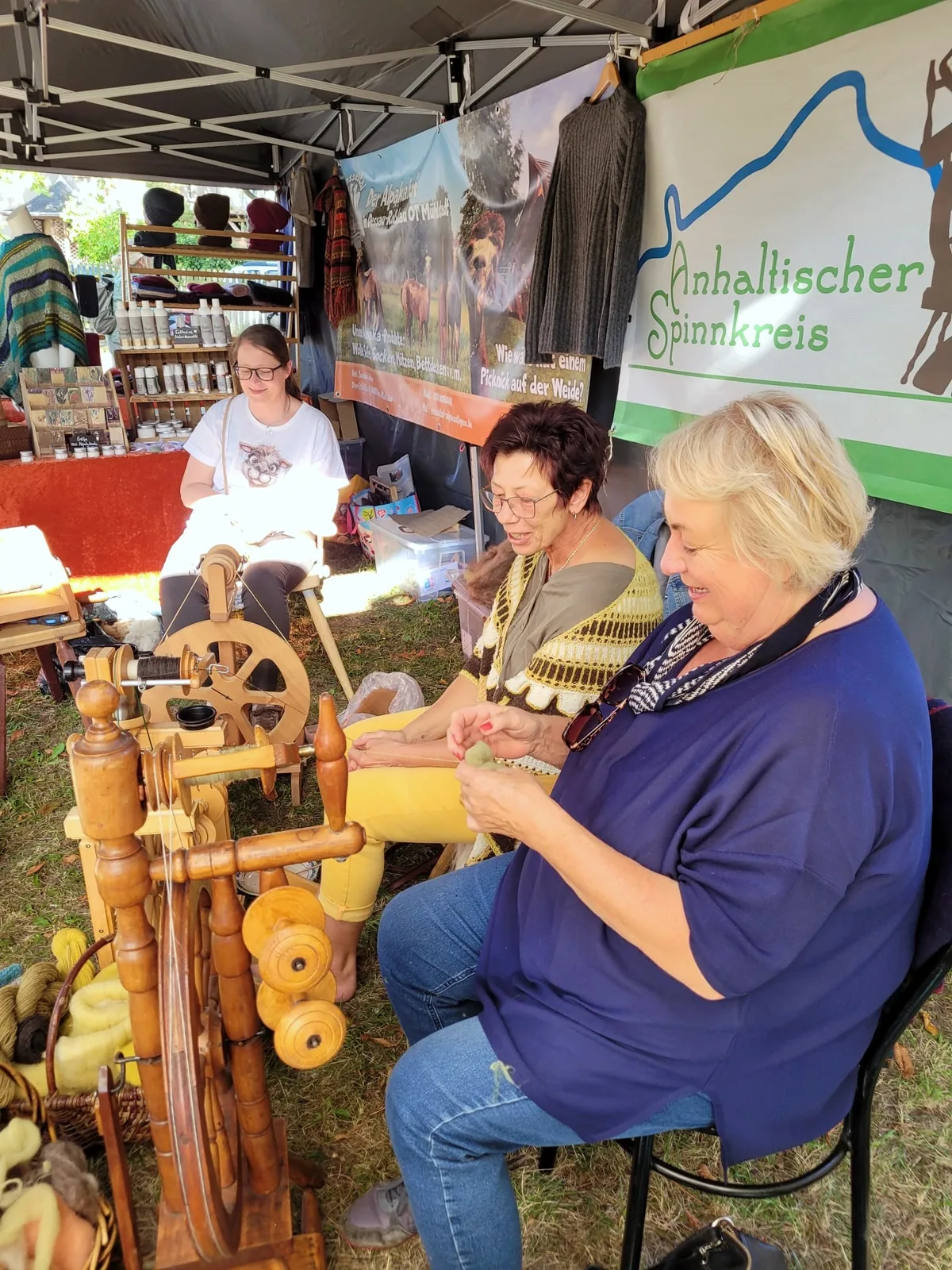 Frauen vom Anhaltischen Spinnkreis am Spinnrad beim Schäferfest