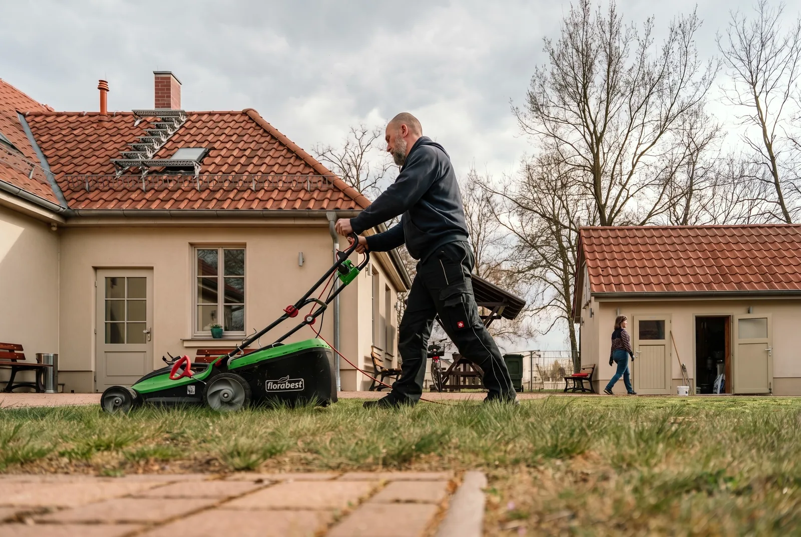 Rasenmähen am Bürgerhaus beim Frühjahrsputz am 9. April 2025